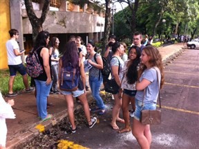 Calouros encontram salas de aula vazias na UEM